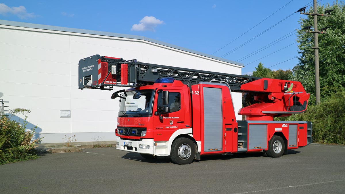 Drehleiter mit Korb