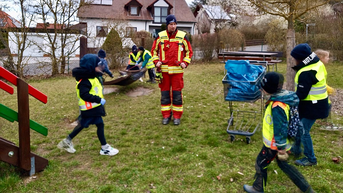 Kinder der Kinderfeuerwehr Scheinfeld beim Ramadama auf einem Spielplatz