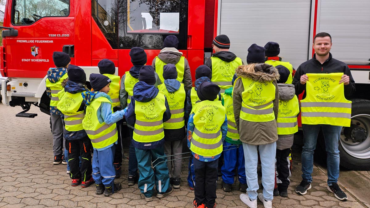 Mitglieder der Kinderfeuerwehr mit den neuen Warnwesten