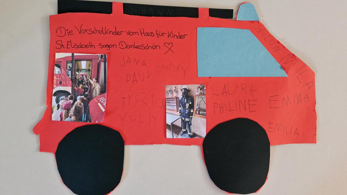 Gemaltes Feuerwehrauto von den Kindern der Kindergärten