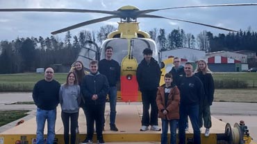 Jugendfeuerwehr vor Rettungshubschrauber