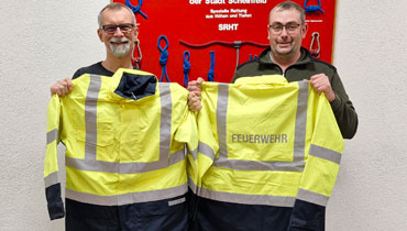 Übergabe neuer Schutzjacken